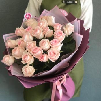 Бело-розовые розы 60 см (Россия) код - 341712